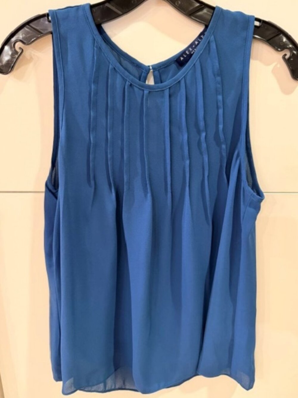Alex + Alex Sleeveless Blouse Size Medium – Blue, Pleated Front, Keyhole Back